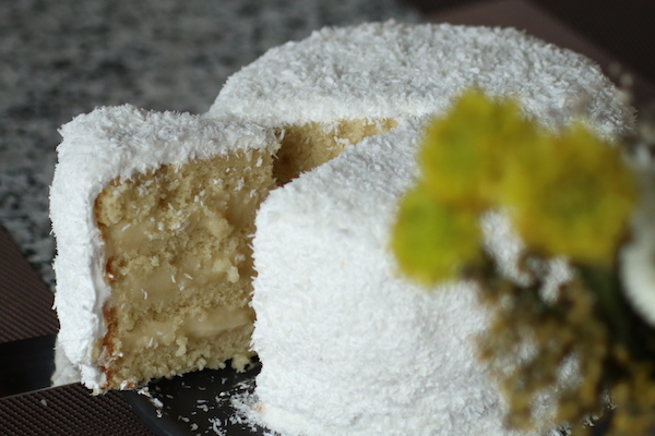 Torta de coco fotografiada por Natalia Brand @GastroBrand