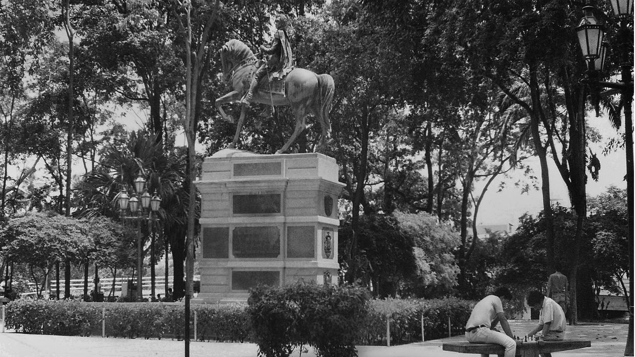 El monumento a Sucre en el verdor del Parque Ayacucho