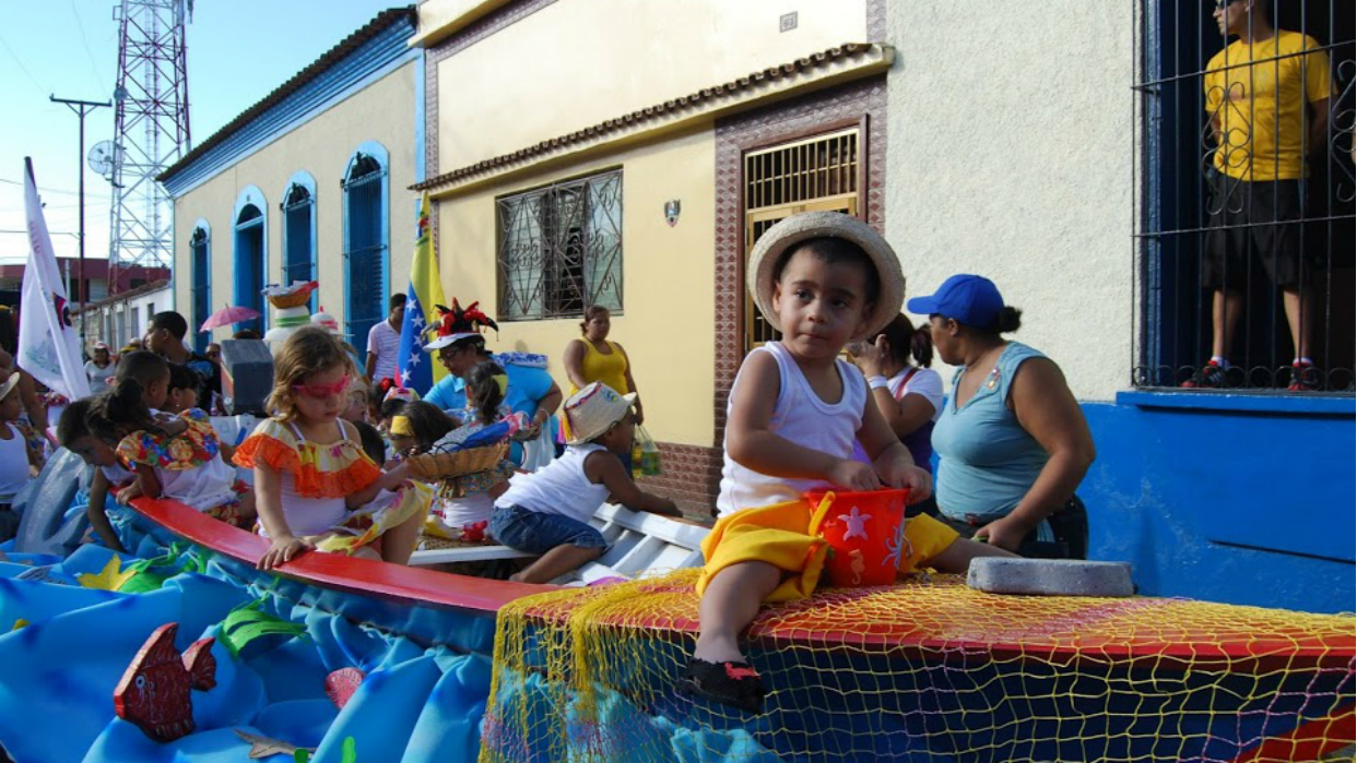 Niños de Río Caribe desfilan en un bote peñero transformado en carroza