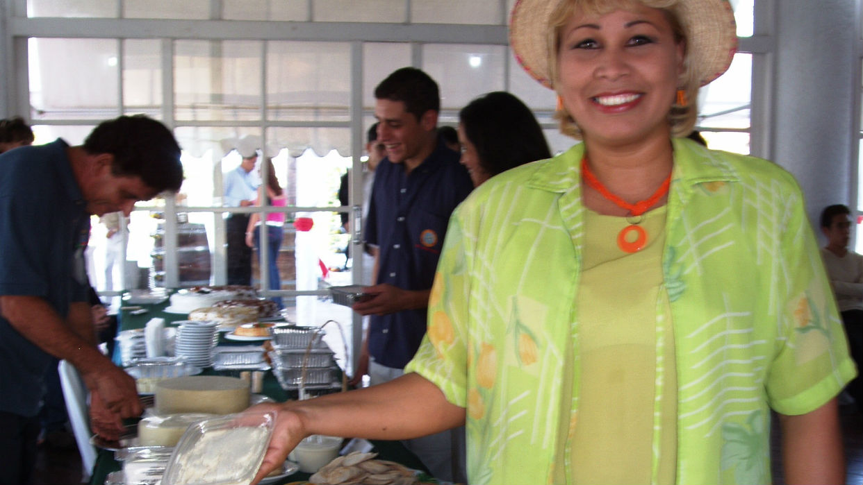 Productora agropecuaria exhibe sus quesos en la feria regional en Guanape 
