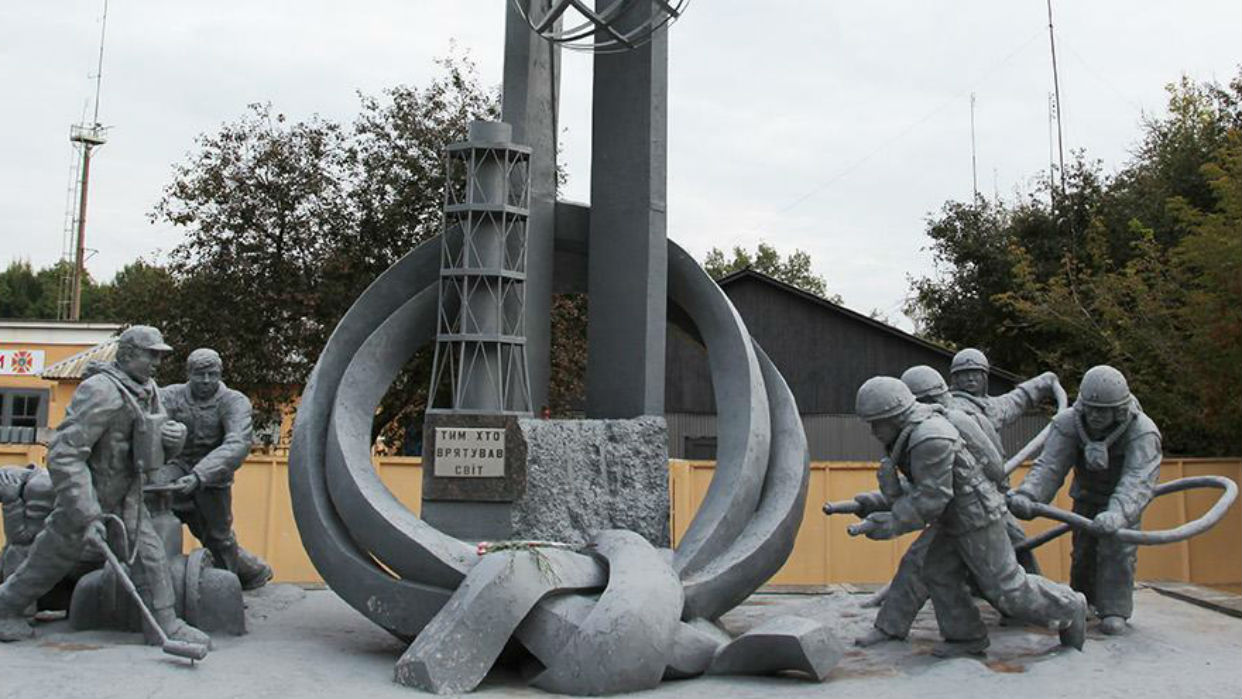 El monumento a los bomberos de Chernóbil, en Ucrania  