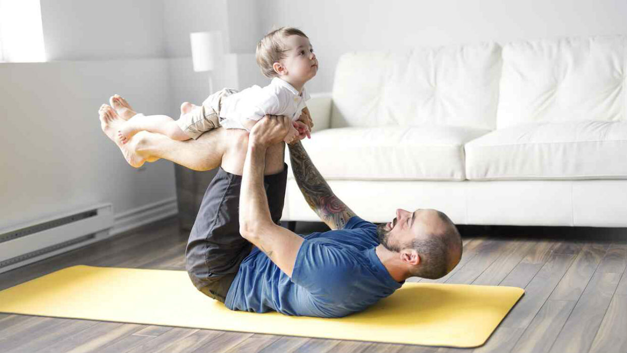 Desde temprano el yoga mejora el vínculo padre-hijo / Foto iStock