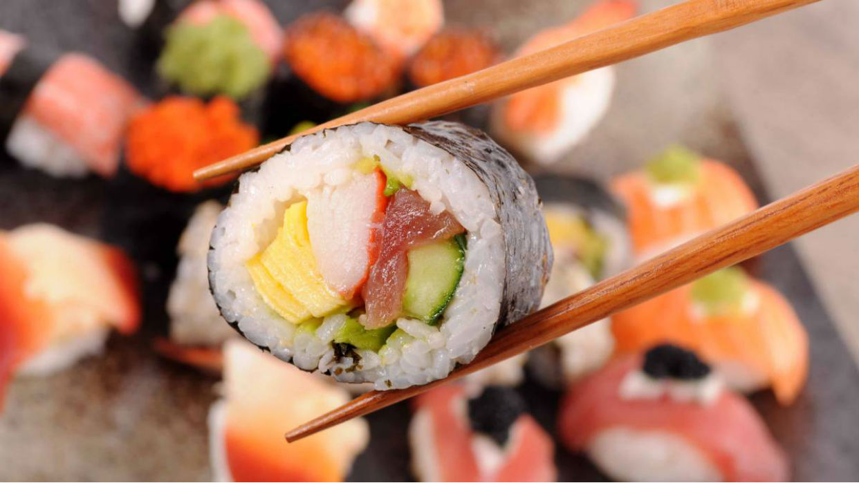 Sushi solo se refiere al arroz sazonado con vinagre, azúcar y sal