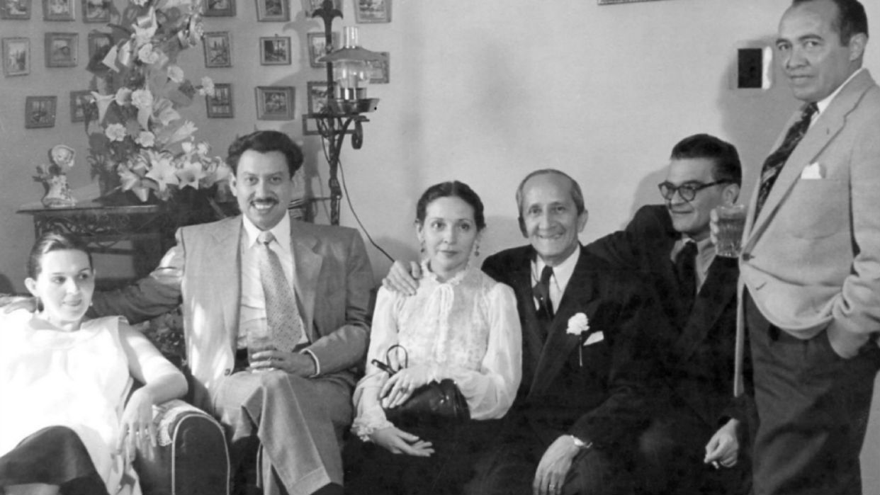 En el exilio en México con su esposa Lilina y un grupo de amigos
