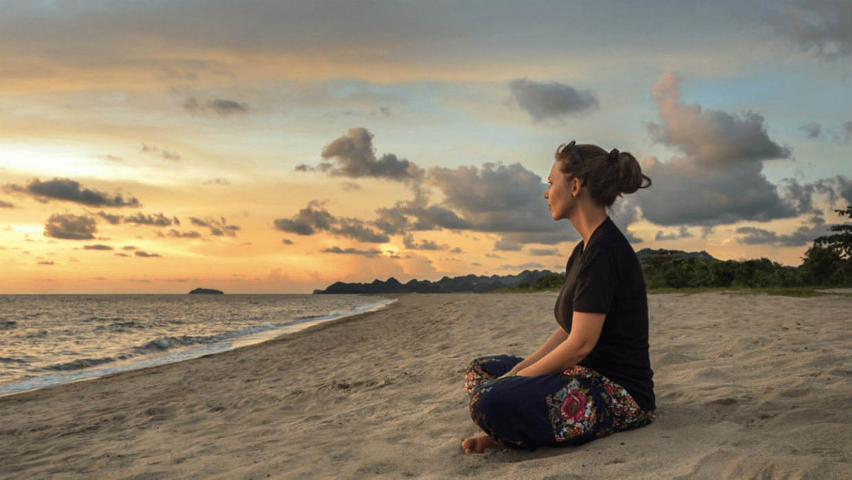 La práctica de la meditación tranquiliza nuestros pensamientos