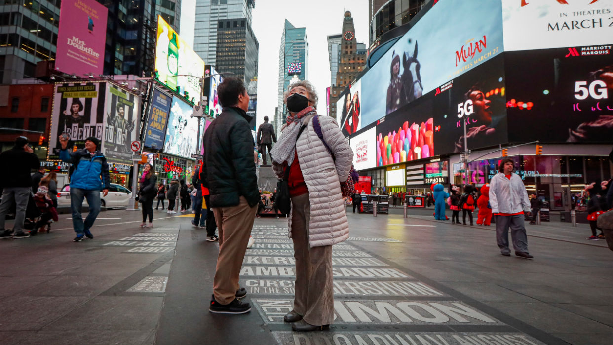 En Times Square se mantienen las distancias y los protocolos de seguridad 