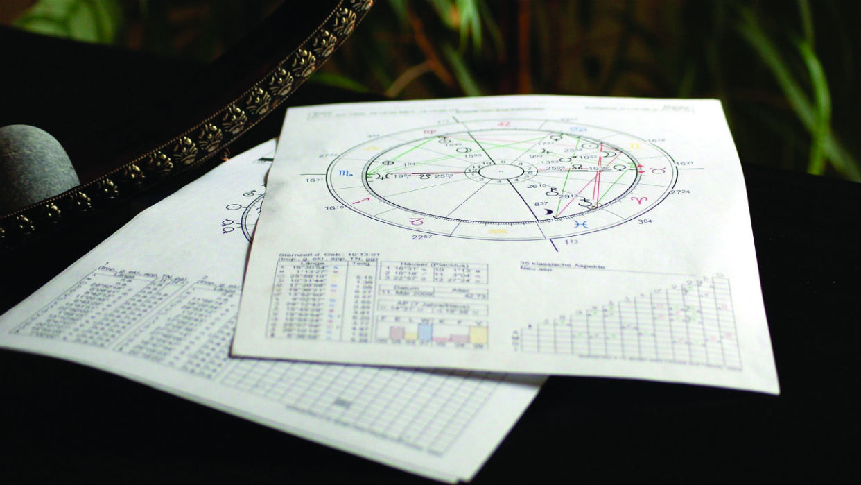 Una carta astral es un diagrama o mapa del cielo utilizado por astrólogos