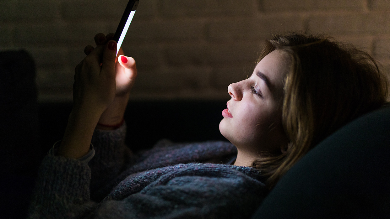 Para muchos, es costumbre revisar el celular antes de dormir