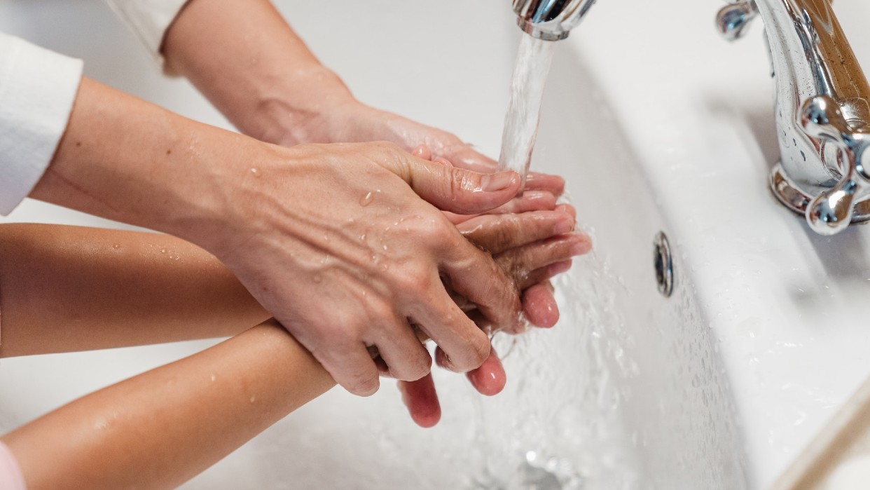 Lavarse adecuadamente las manos es esa idea simple / Ketut Subiyanto 