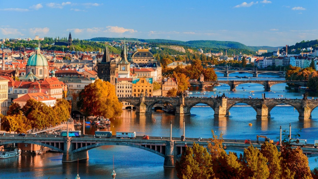 Es la capital de la República Checa y patrimonio de la humanidad