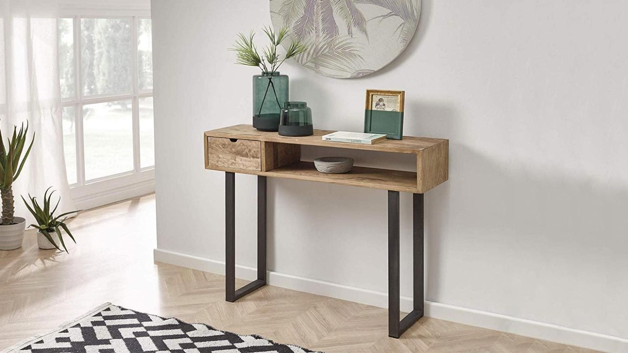  Un mueble auxiliar o mesa en el recibidor decora y es una alternativa 