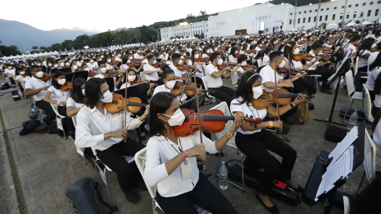 12.096 músicos se reunieron en el Patio de Honor de la Academia Militar 
