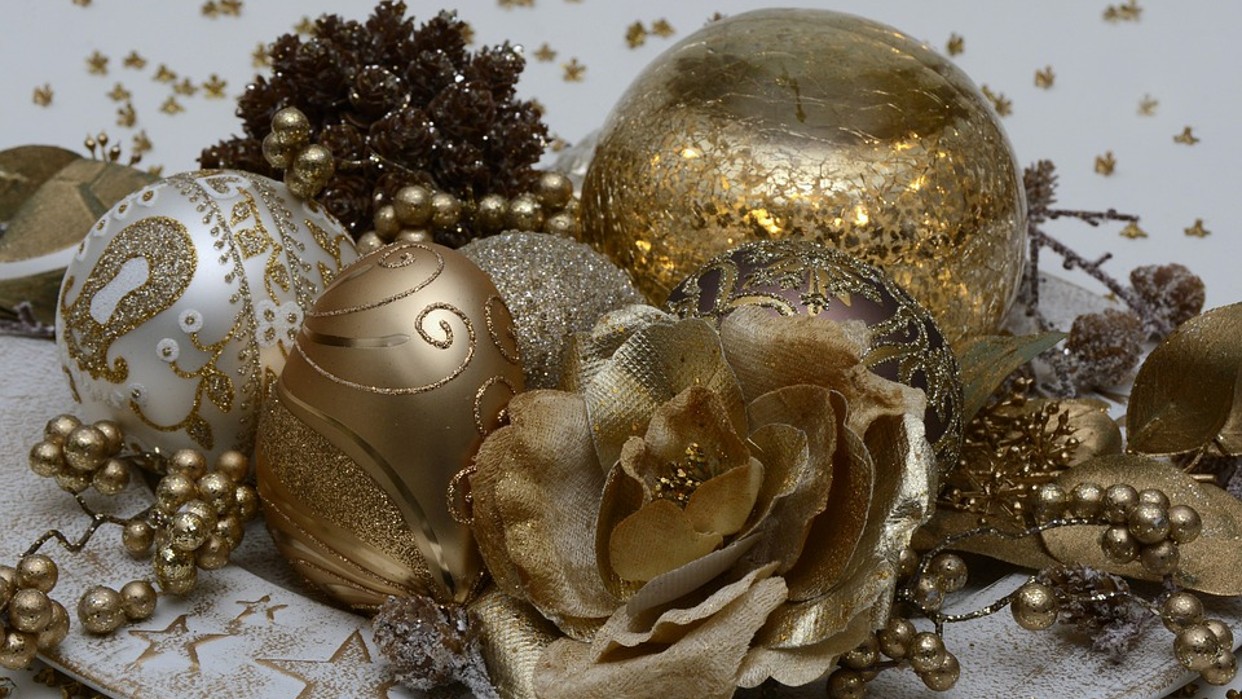  Que no falte el color oro y sus buenas energías esta navidad. Istock
