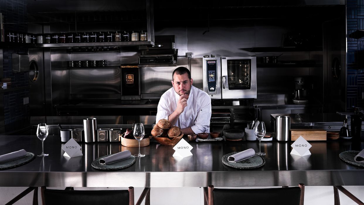 El chef de 34 años, recibió una estrella Michelin por su restaurante Mono