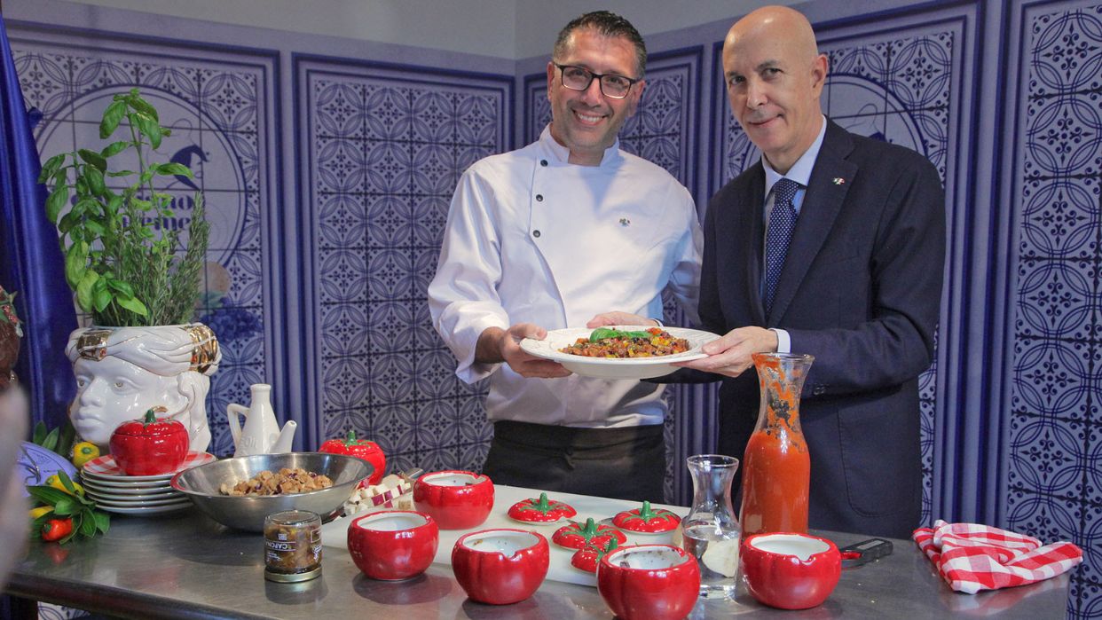 Chef Roberto Costagliola y el Embajador Placido Vigo
